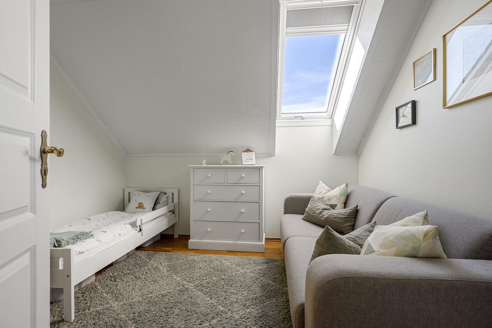 Soverom med nytt Velux takvindu fra 2021 som gir rikelig med dagslys. Galleribilde