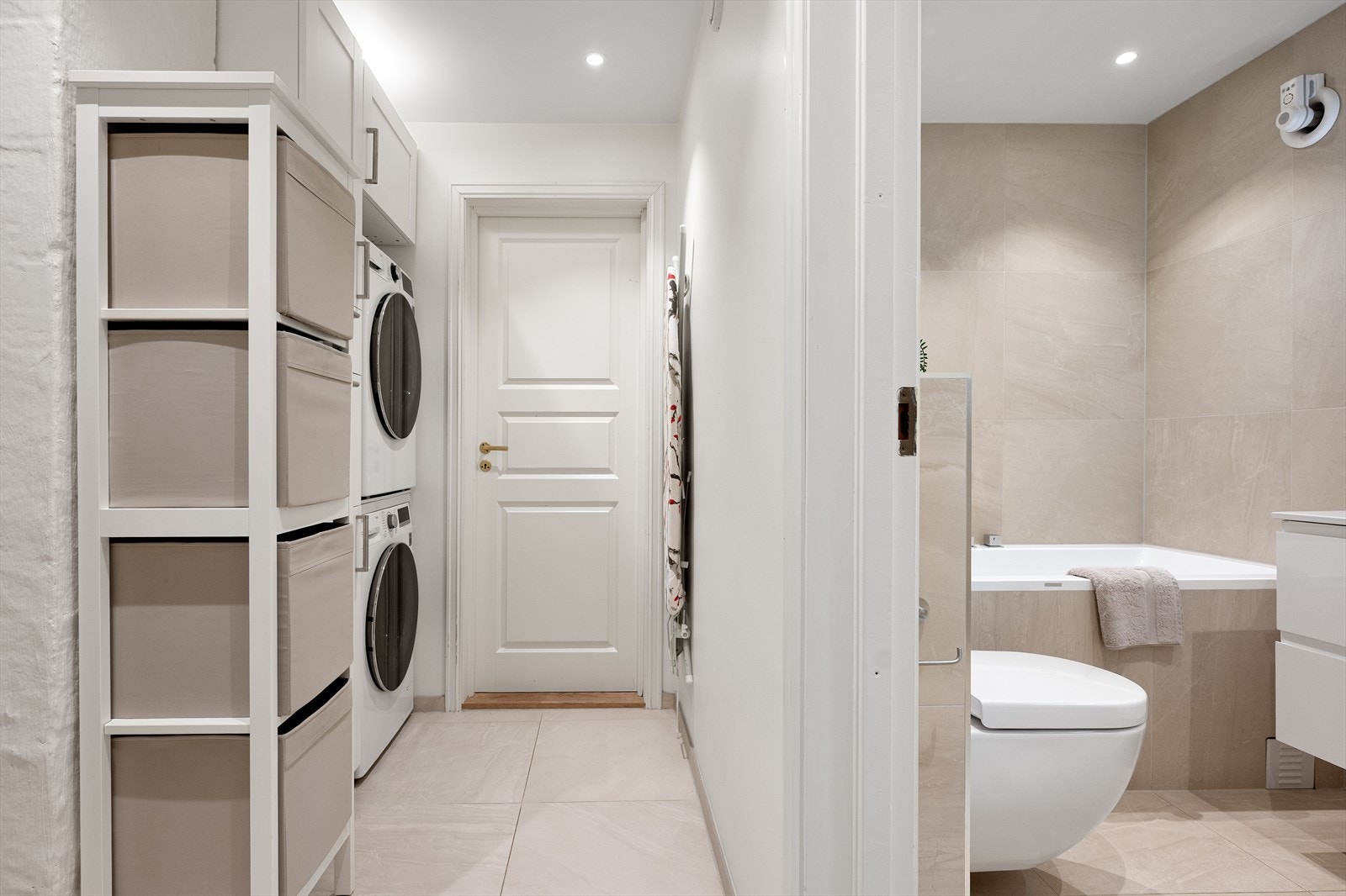 Vaskerommet ligger praktisk til i kjelleren, vegg-i-vegg med badet. Galleribilde