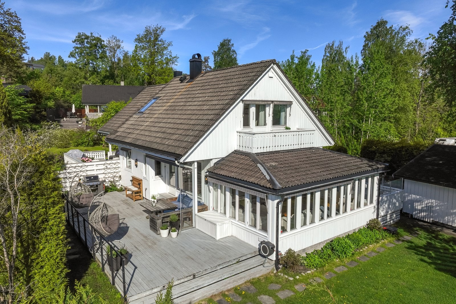 Stor terrasse med direkte utgang fra stuen. Galleribilde