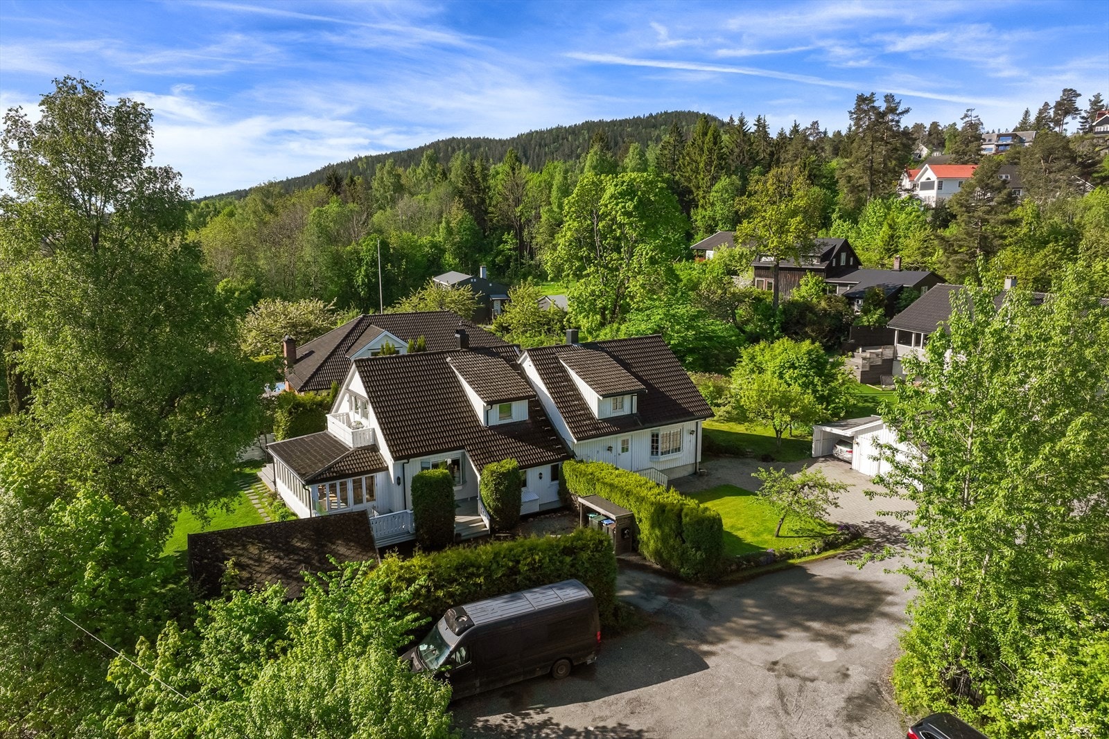 Boligen er en vertikaldelt tomannsbolig oppført i 1986, med tilbygg fra 1989. Galleribilde