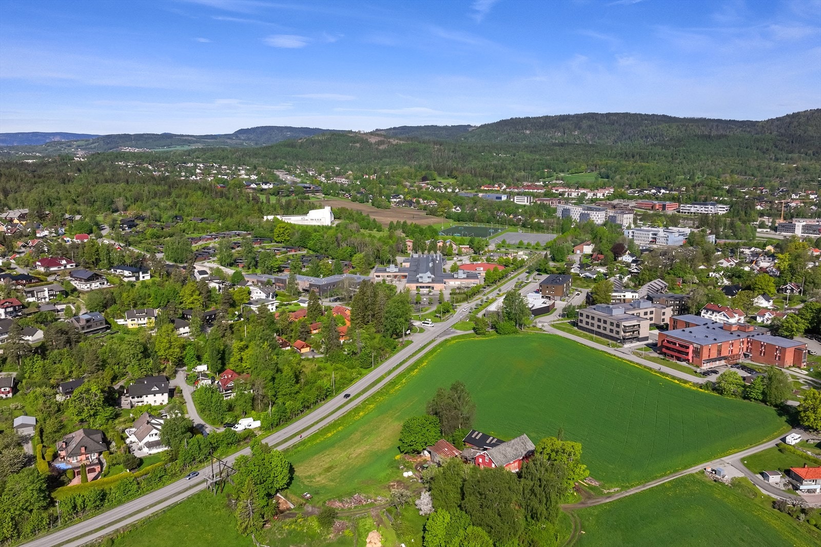 Eiendommen ligger i et etablert og familievennlig område på Borgen i Asker. Galleribilde