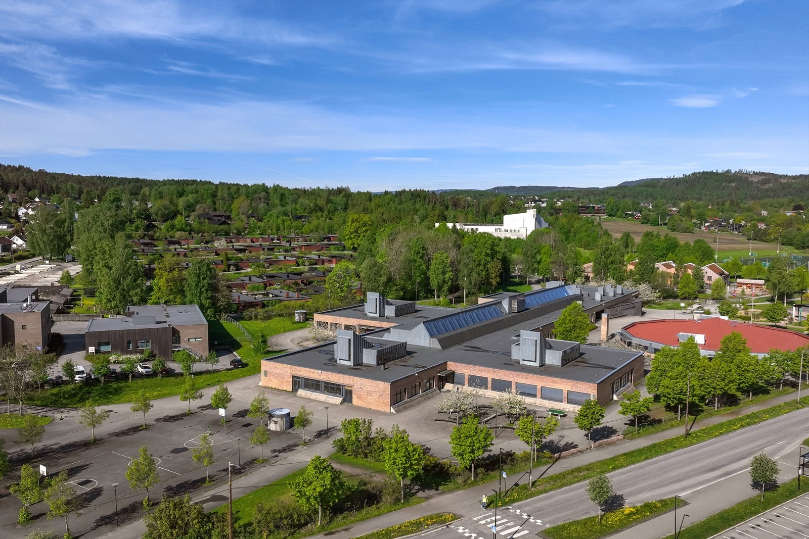 Det er kort vei til flere skoler, som Asker International School og Borgen ungdomsskole, begge innen få minutters gange. Galleribilde