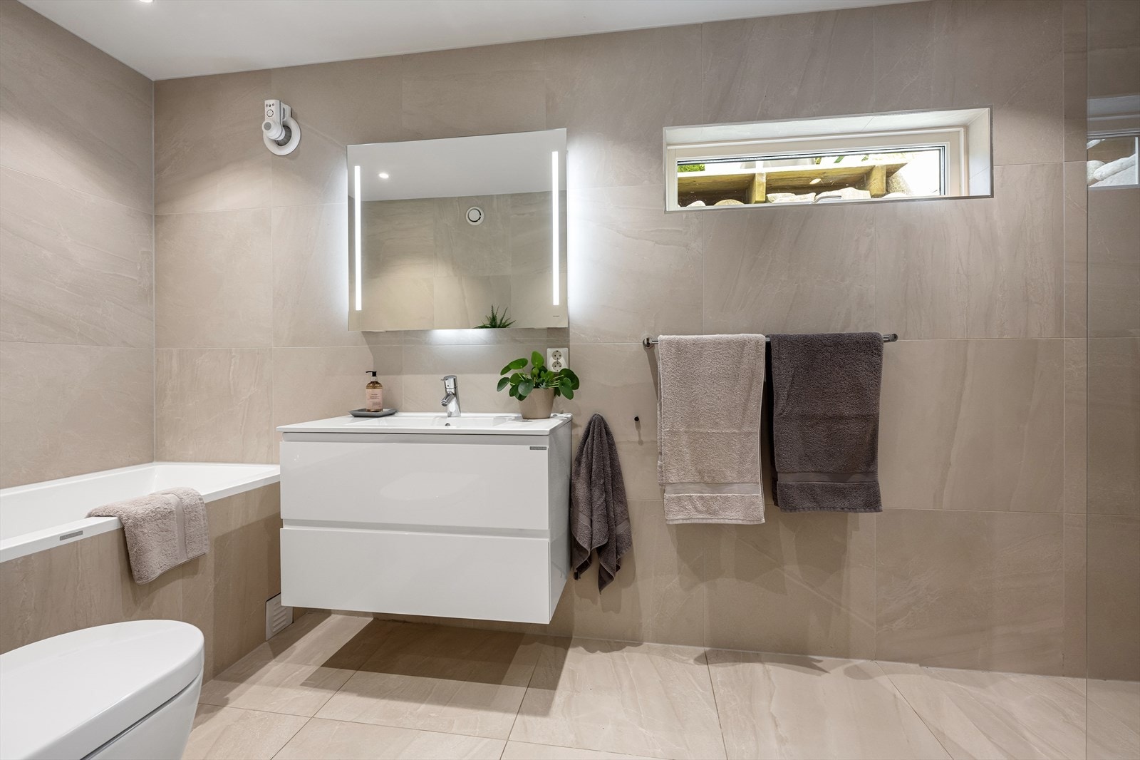 Badet i kjelleren ble pusset opp i 2019 med fliser på gulv og vegger, og elektrisk gulvvarme. Galleribilde