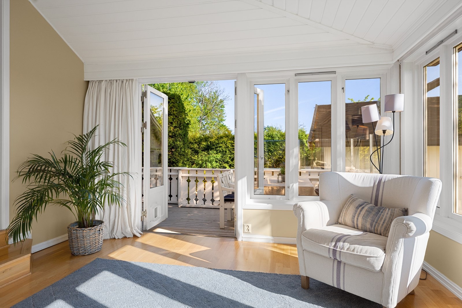 Fra vinterhagen er det utgang til en terrasse på ca. 18 m² ved inngangspartiet. Galleribilde