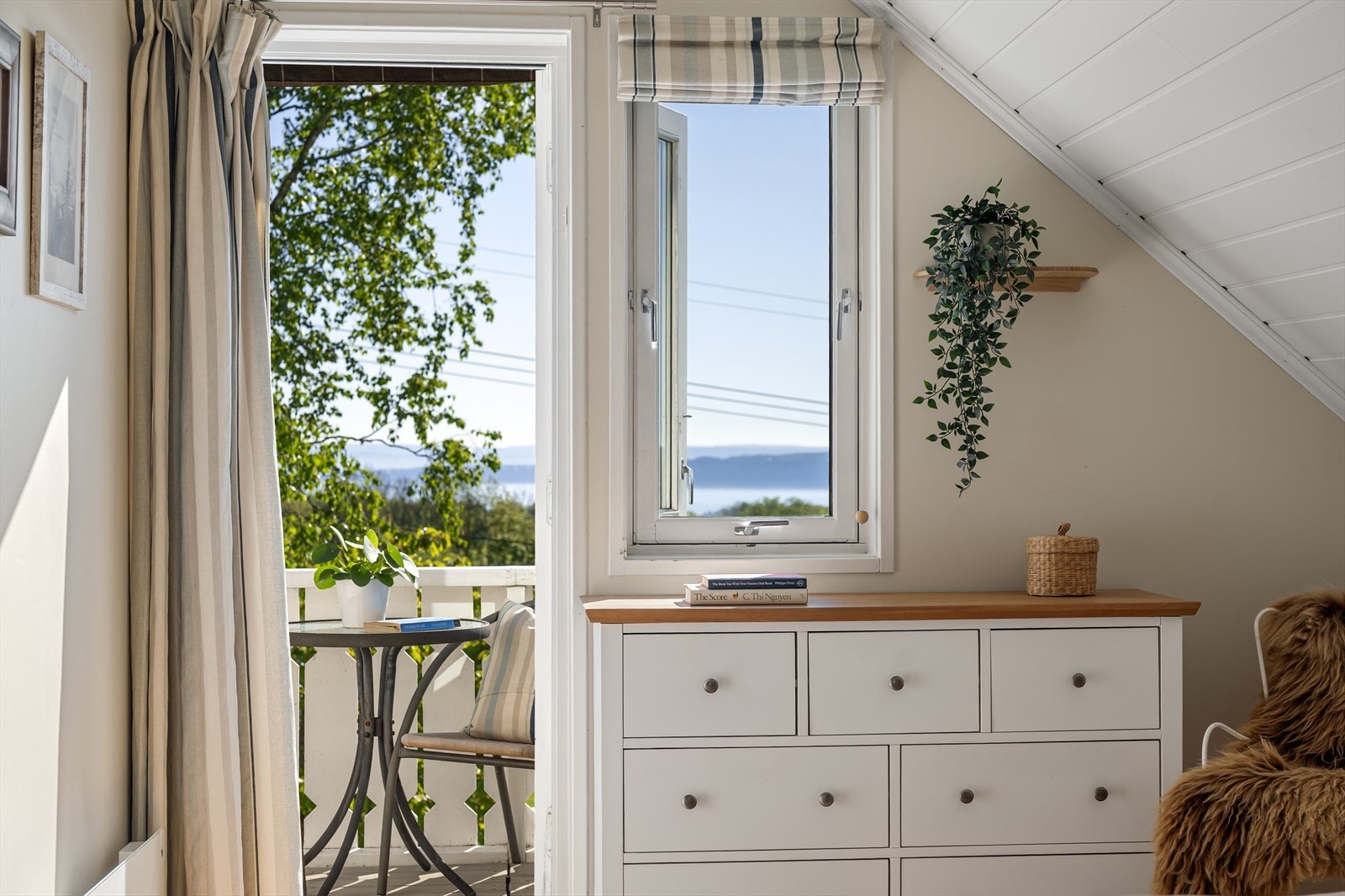 Balkongen har plass til en liten sittegruppe. Galleribilde
