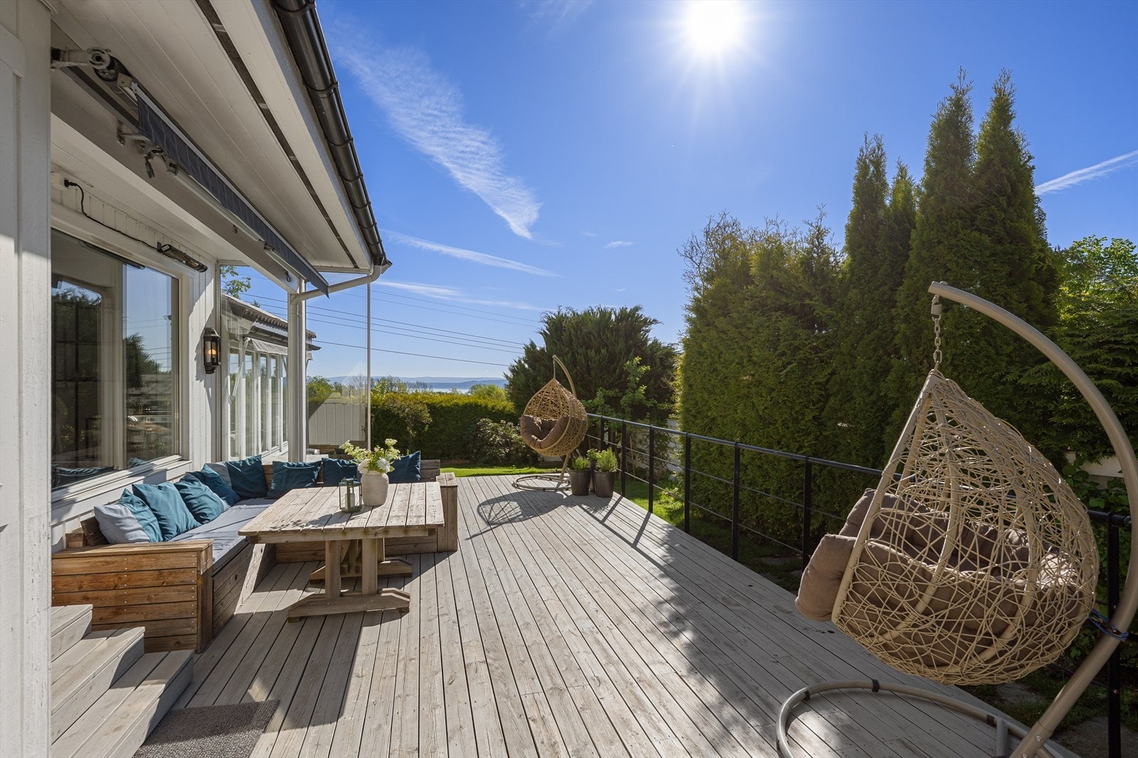 Stor terrasse på 50 m² med direkte utgang til hagen og god plass for utemøbler og grill. Galleribilde