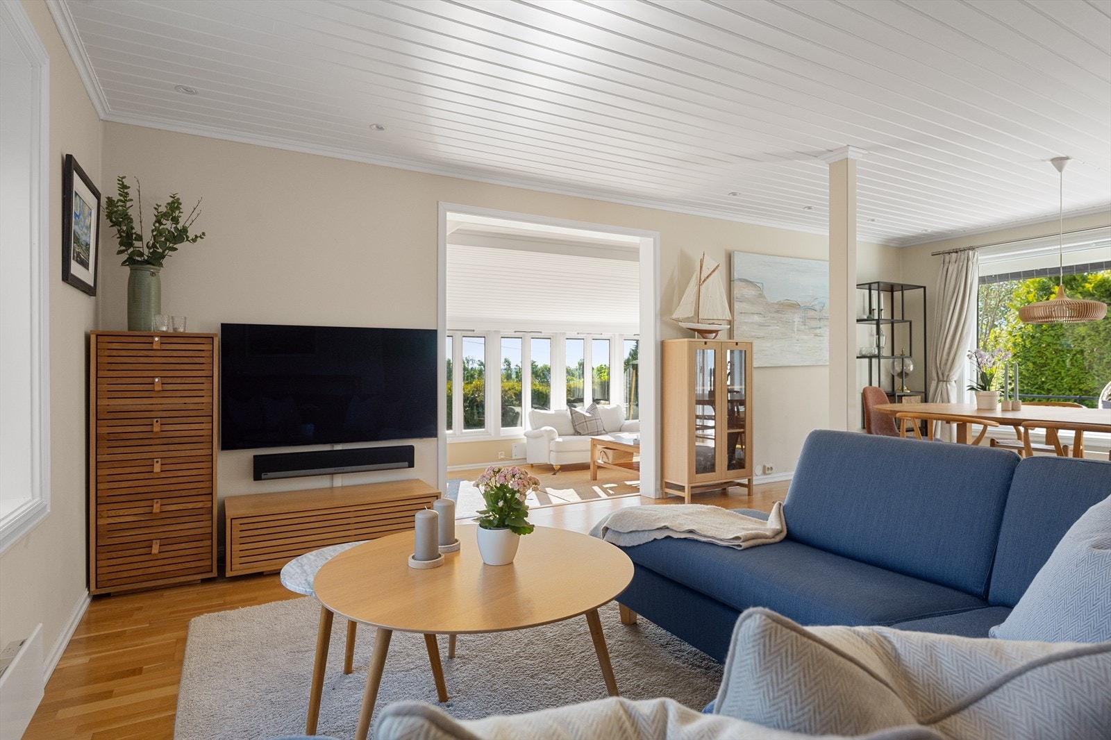 Stuen har gjennomgående parkett. Vegger og tak ble helsparklet og malt i 2021, med nye downlights. Galleribilde