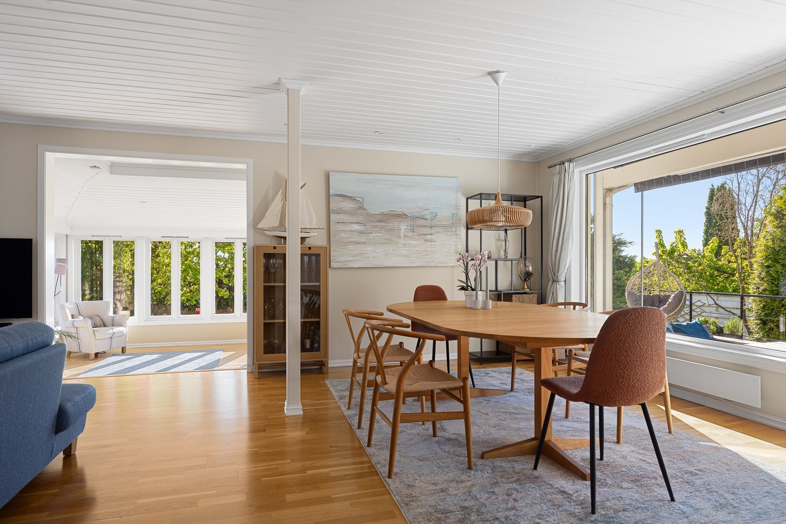 Stuen har plass til både en stor spisestue og sofagruppe. Galleribilde