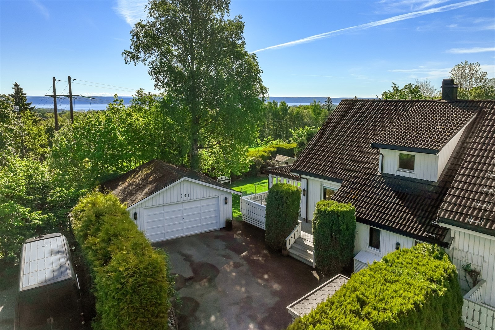 Eiendommen ligger fint til i terrenget med asfaltert gårdsplass og garasje. Galleribilde