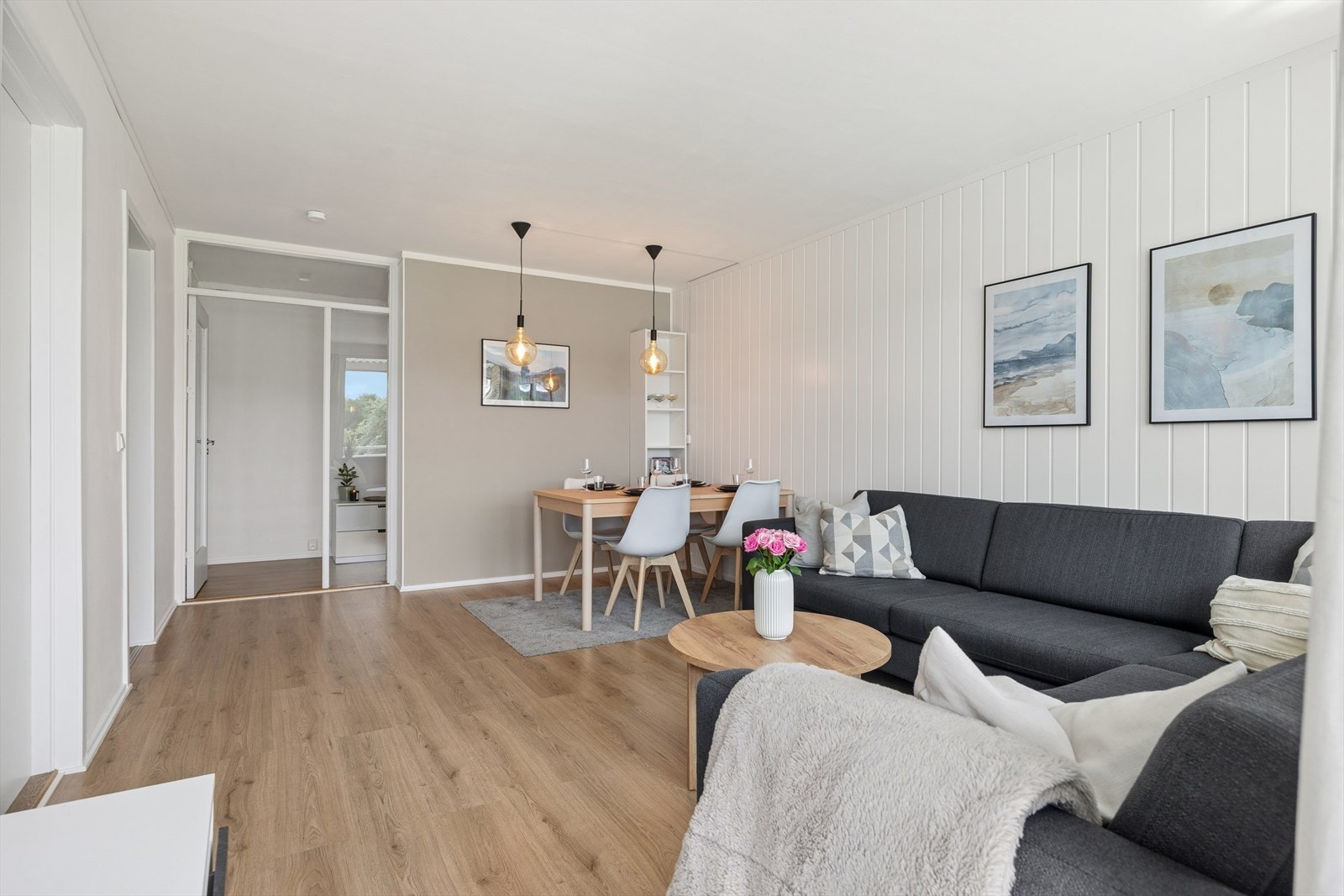 Hele leiligheten er malt i tidsriktige og fine farger. God plass til både spisegruppe og sofa på stue. Galleribilde