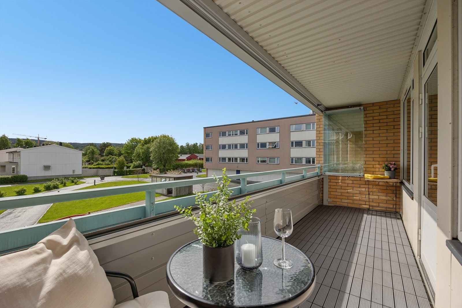 Balkongen vender mot rolig friområde og kan enkelt innglasses etter behov. Leiligheten ligger i et sentralt og populært boligområde på Valentinlyst. Galleribilde