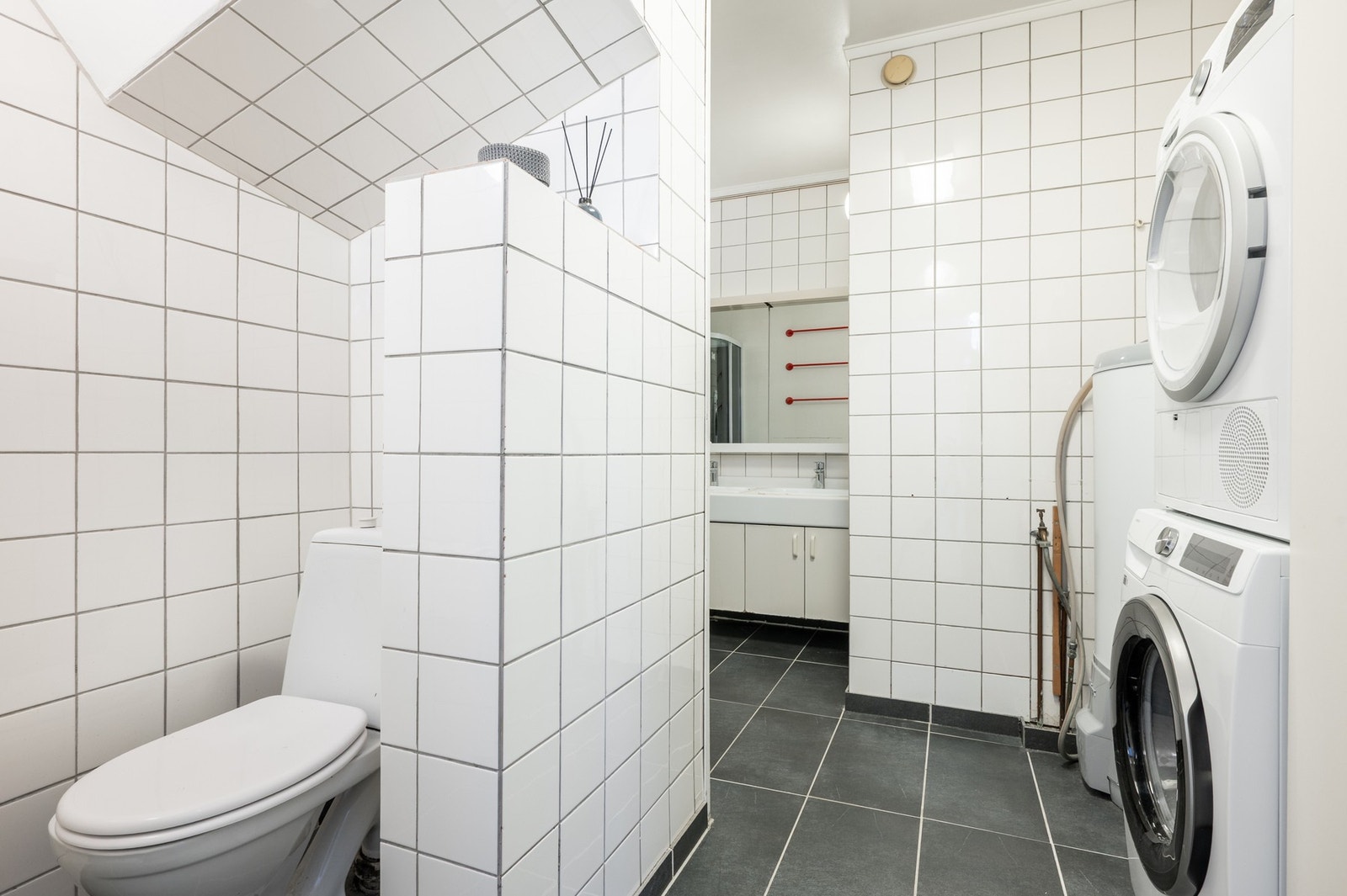 Badet måler 9,5 kvm. og har blant annet opplegg til vaskemaskin. Galleribilde