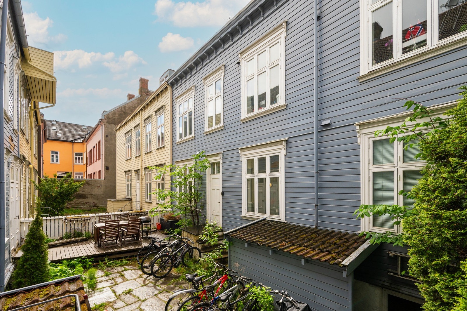 Koselig bakgård. Det tilhører også en bod i kjeller for seksjonen. Galleribilde