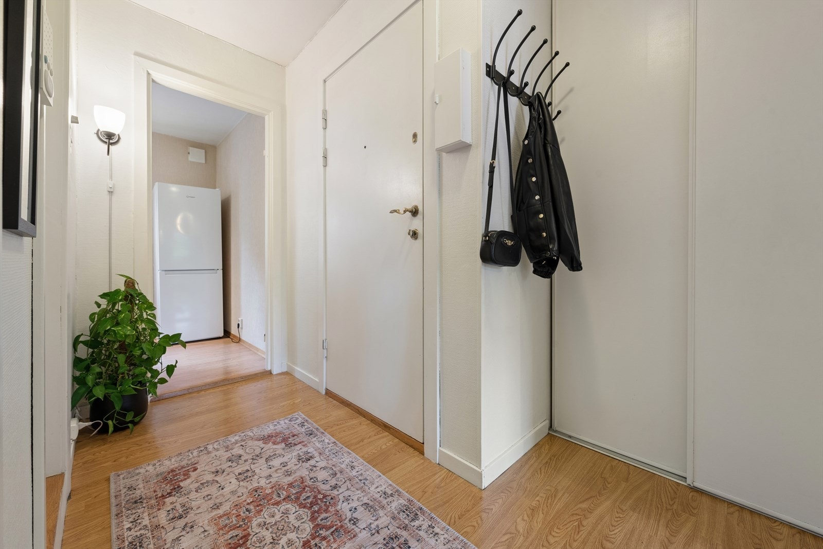 Her ønskes du velkommen inn i en lys entré med god plass til å oppbevare ytterklær og sko i stort garderobeskap. Galleribilde