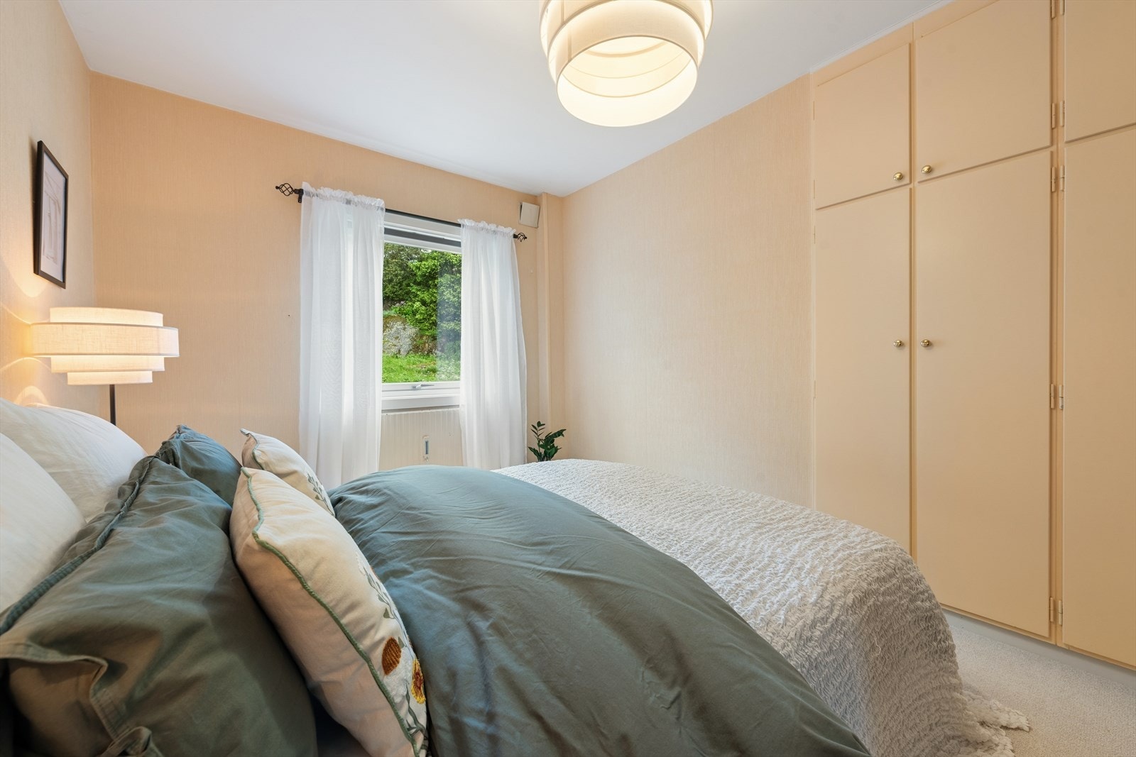 Hovedsoverommet har plass til dobbeltseng, tilhørende møblement, samt både plassbygd garderobeskap og skyvedørsgarderobe med god oppbevaringsplass. Galleribilde