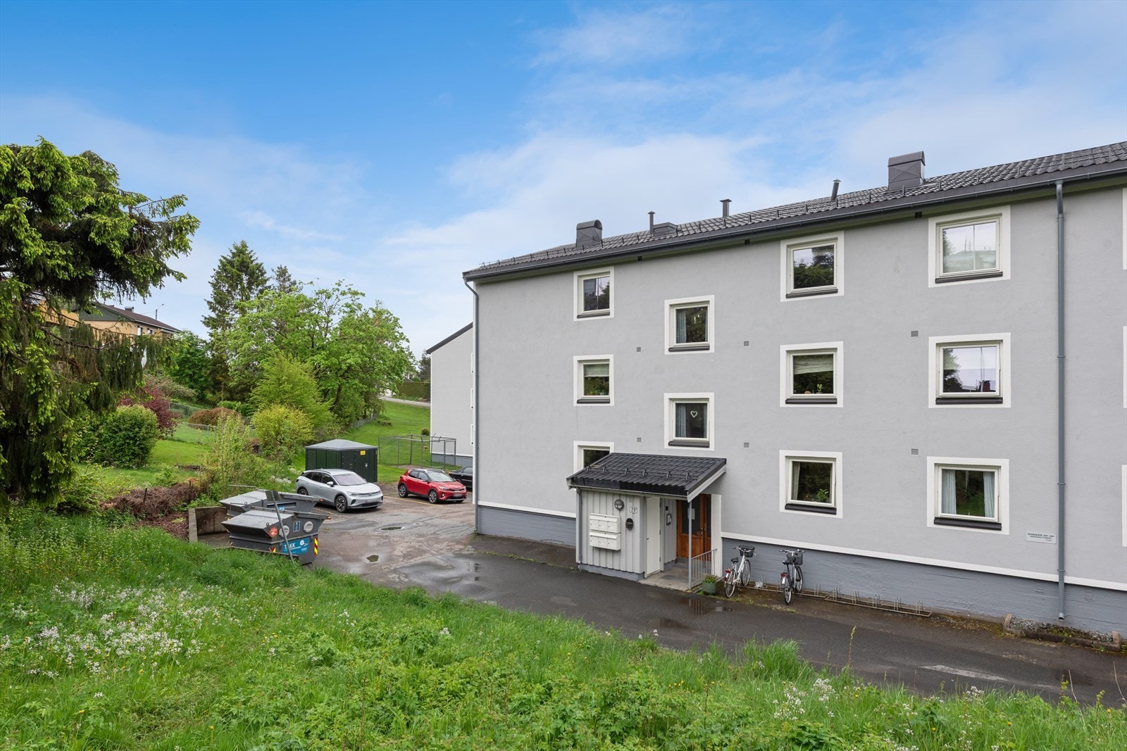 Eiendommen ligger på en relativt flat tomt med enkel adkomst. Galleribilde