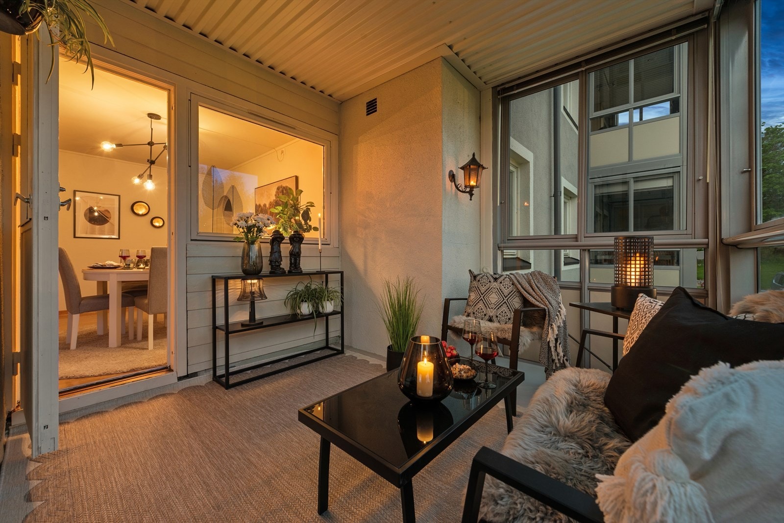 En lys og trivelig 3-roms andelsleilighet med en innglasset balkong, samt to kjellerboder. Galleribilde