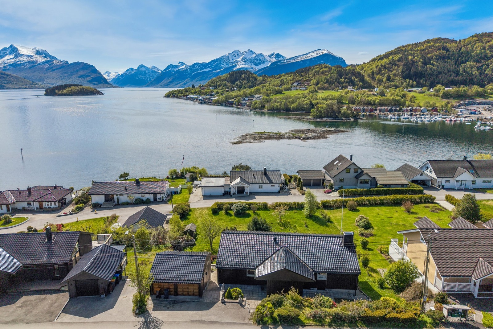 Eiendommen er sørvendt og får det beste av både sol og utsikt. Galleribilde