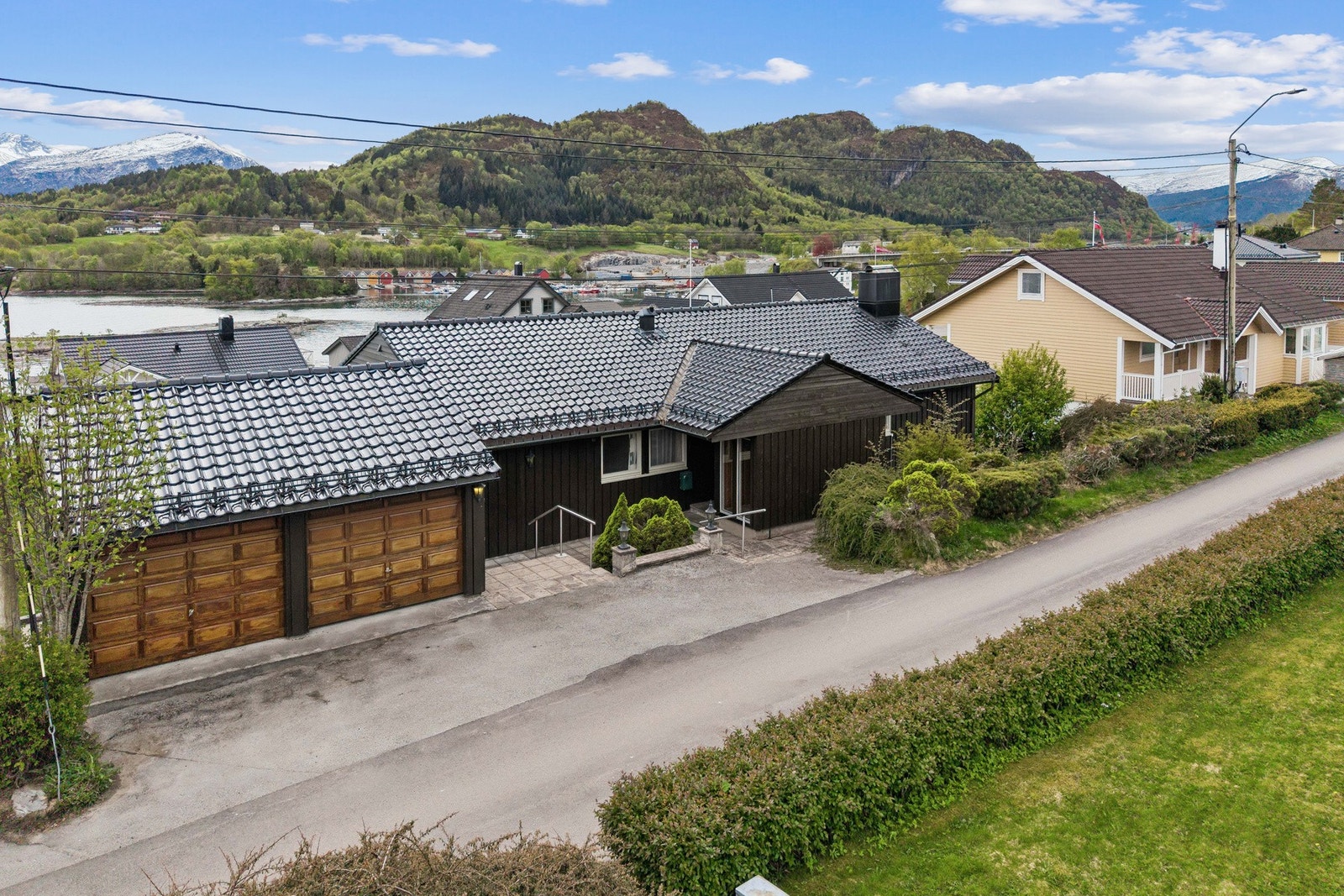 Med boligen er det tilhørende dobbeltgarasje med plass til to biler. Galleribilde