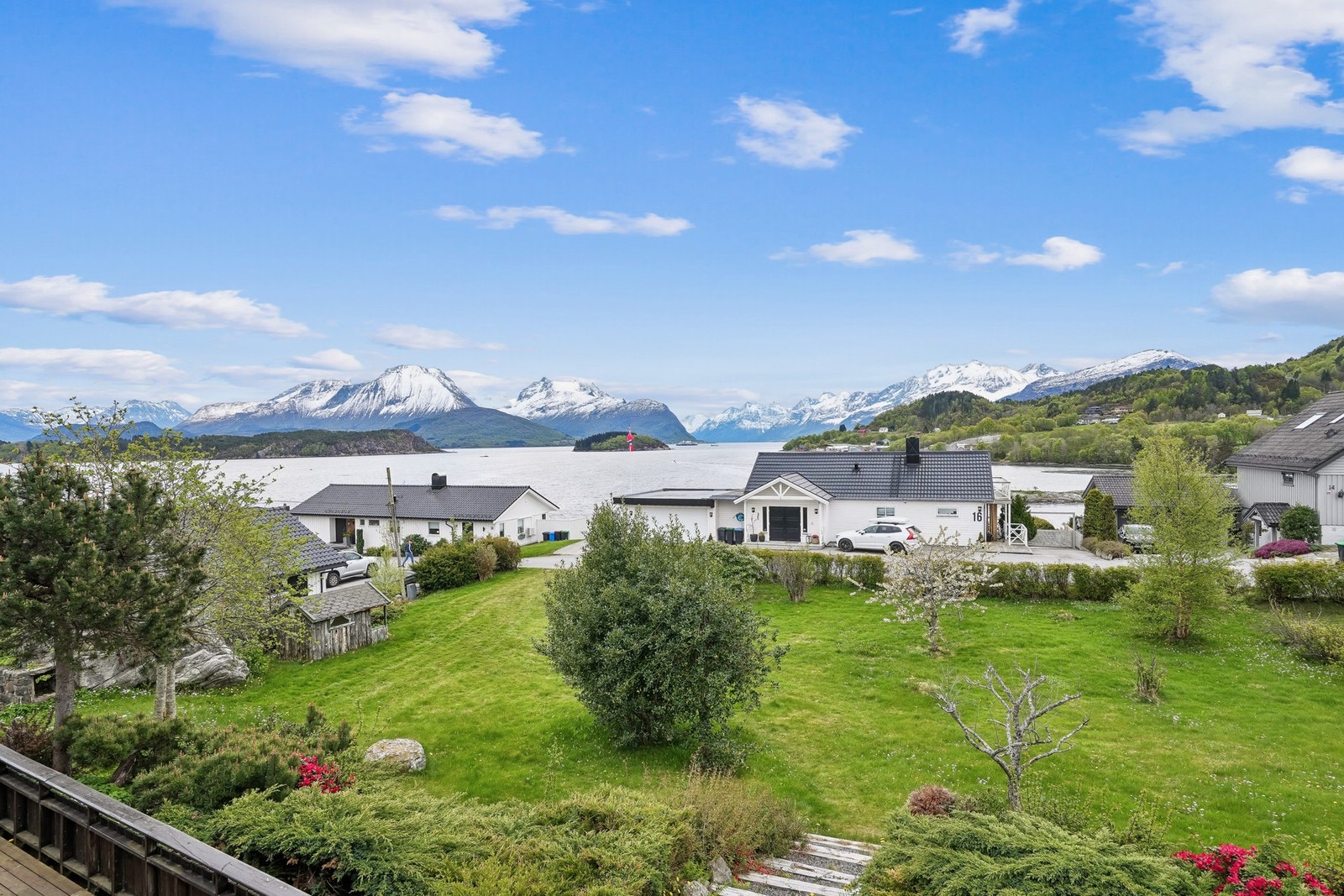 Herfra kan du nyte en nydelig utsikt mot sør, i tillegg til svært gode solforhold. Galleribilde