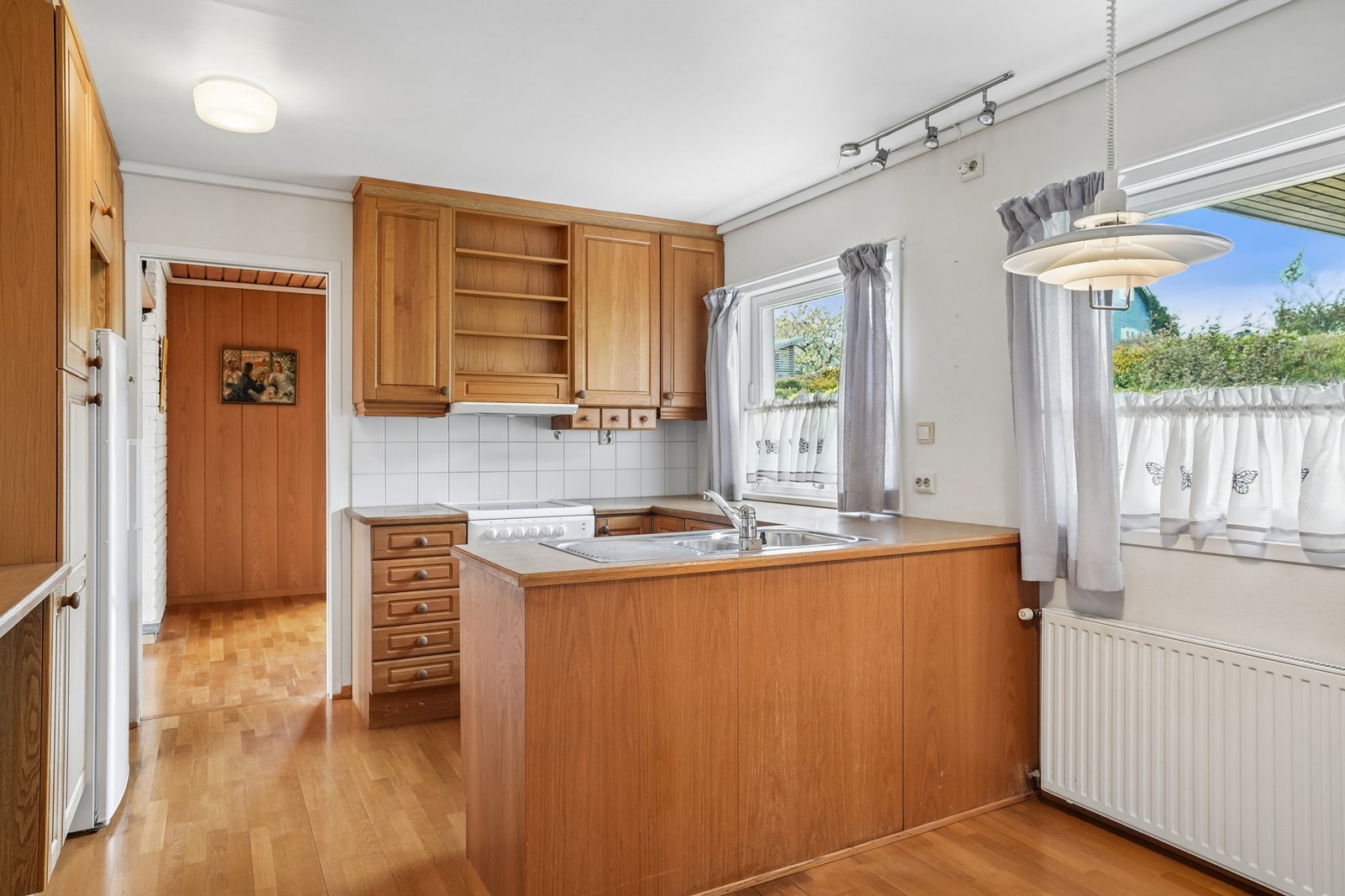 Kjøkkenet er fra Mørekjøkken og har profilerte fronter. Benkeplaten er av laminat. Galleribilde