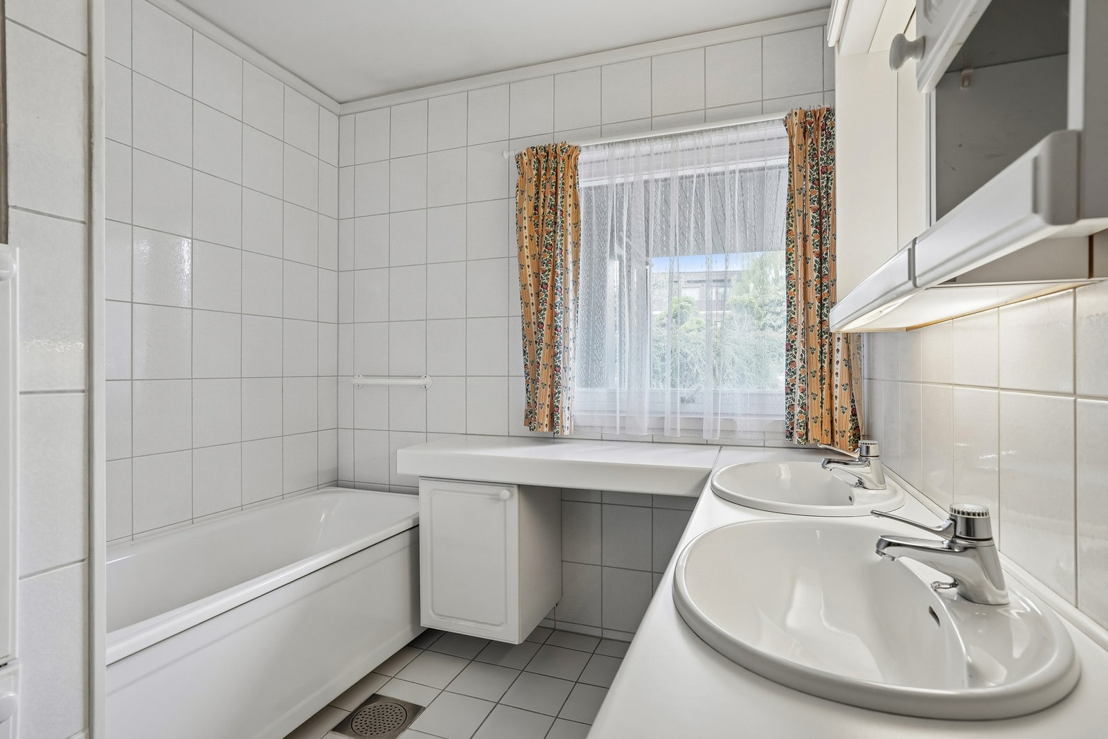 Badet er utstyrt med badekar - Galleribilde