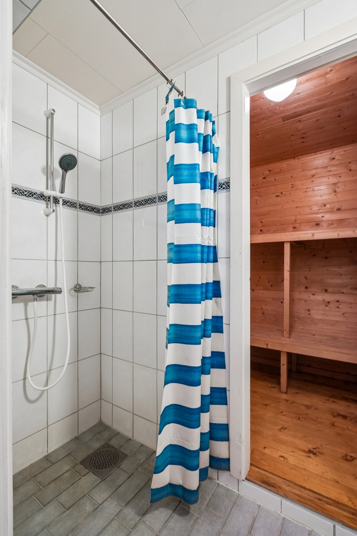 I underetasjen er det et flislagt dusjrom - Ikke bruksendret fra lager til baderom/badstue Galleribilde