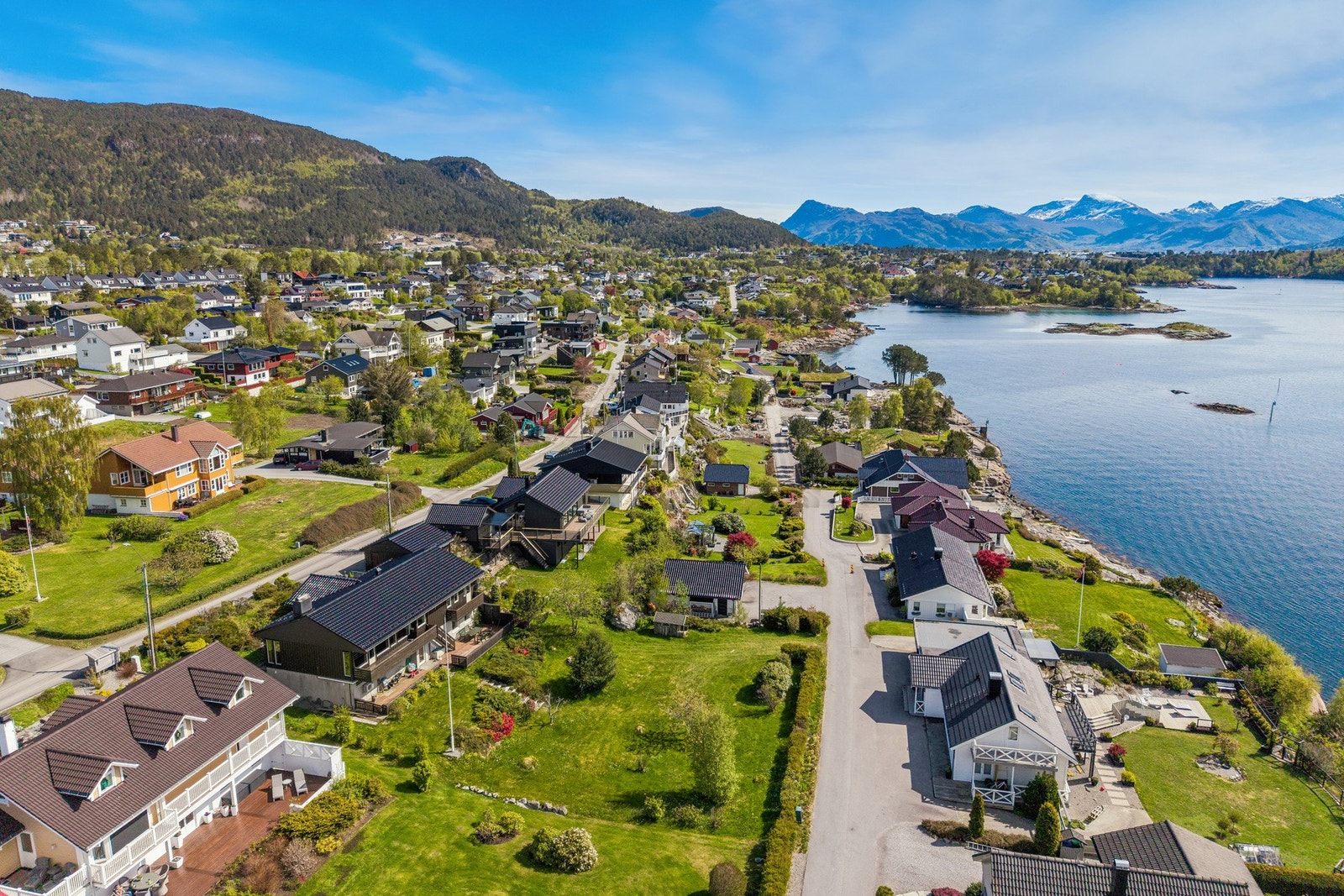 Det er kort vei ned til sjøen, til skole, barnehager, turstier og daglige servicetilbud på Blindheim. Galleribilde