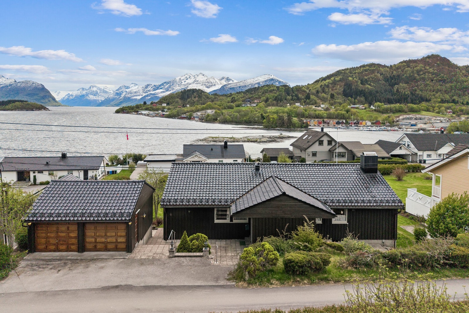 Taket er belagt med hollandsk pannestein. Galleribilde