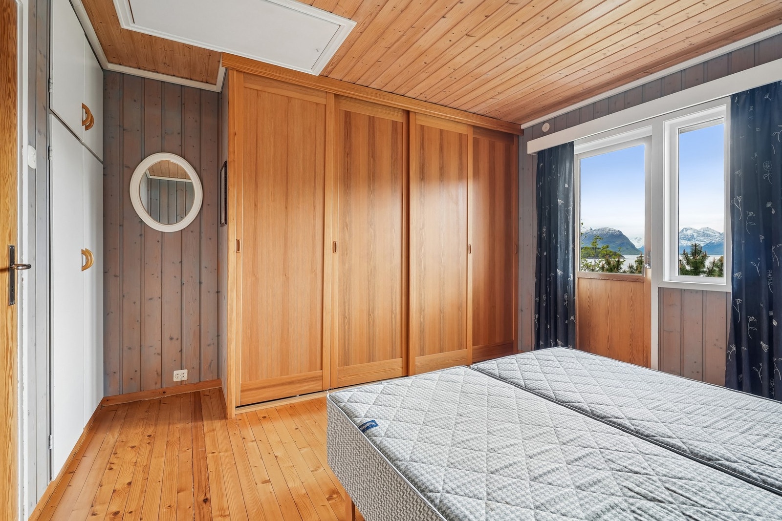 Det er utstyrt med stor skyvedørsgarderobe med god lagringsplass. Galleribilde