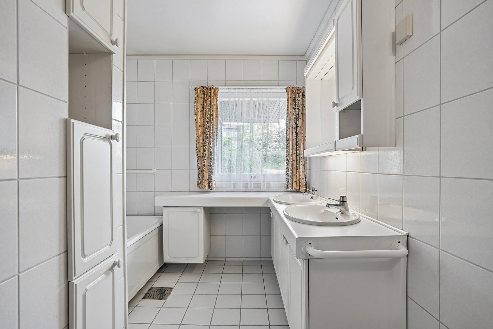 Badet i 1.etasje er helfliset og har elektriske varmekabler i gulvet. Galleribilde