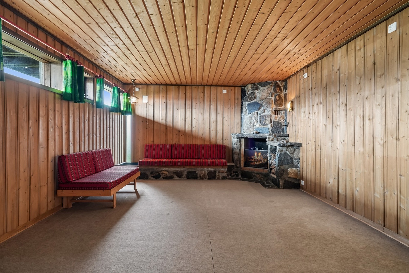 Kjellerstue av romslig størrelse - her er det åpen peis som sørger for god varme på kaldere dager. Galleribilde