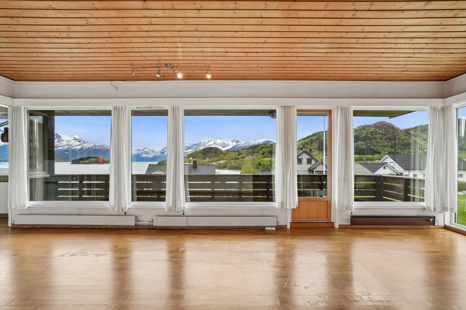 Fra eiendommen har man eksepsjonelle utsiktsforhold som kan nytes både innvendig og utvendig i fra. Galleribilde