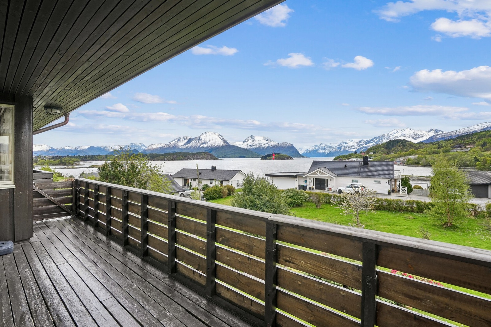 Fra stuen er det utgang til en overbygd veranda på ca. 11 kvm. Galleribilde