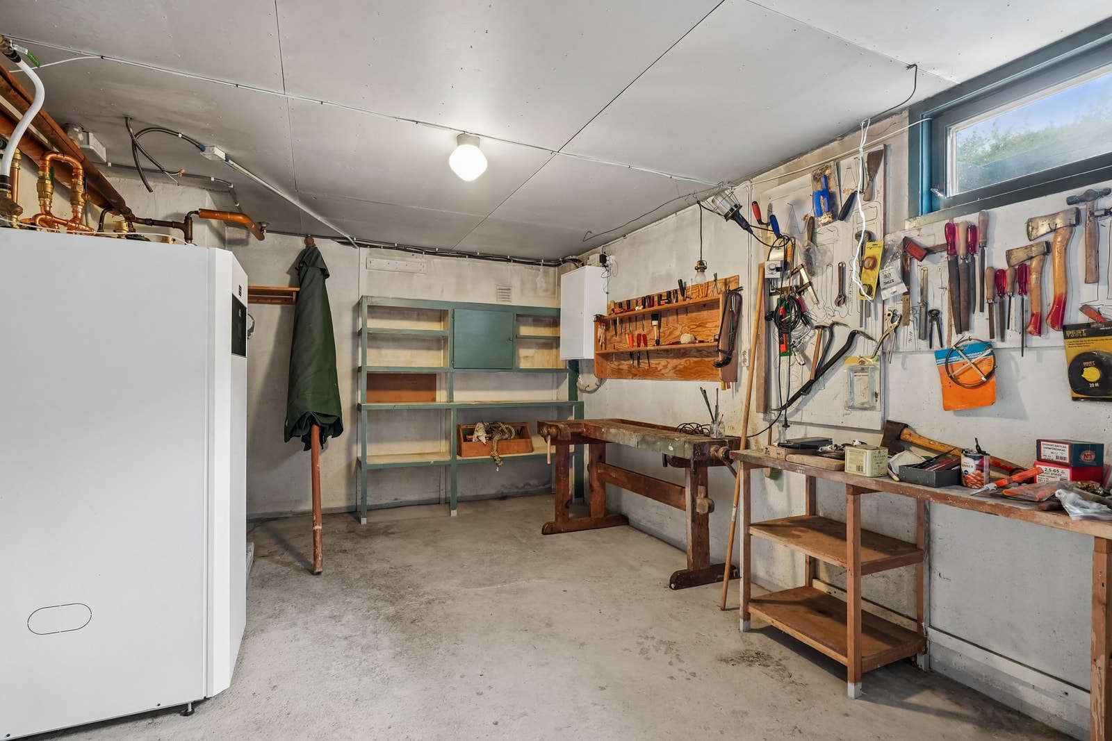 Praktisk kjellerrom med gode arbeidsmuligheter. God plass til oppvaskmaskin og tørketrommel - Fyrrom fra originale tegninger Galleribilde