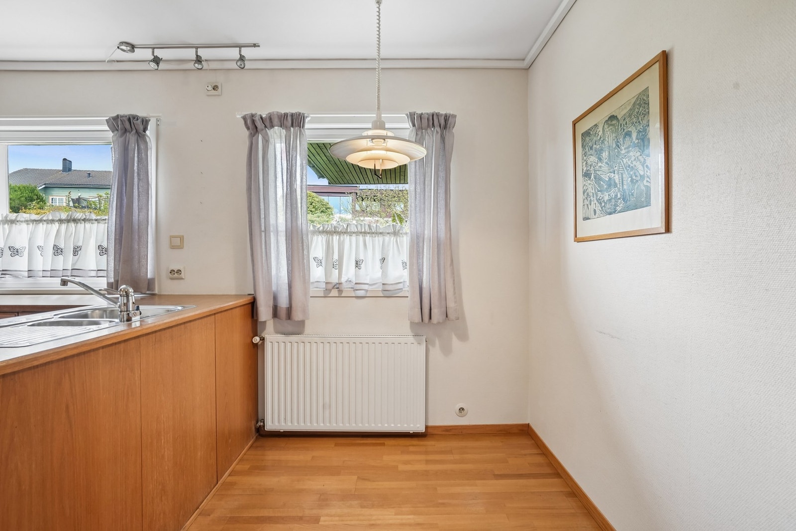 Det er plass til spisegruppe på kjøkkenet. Galleribilde