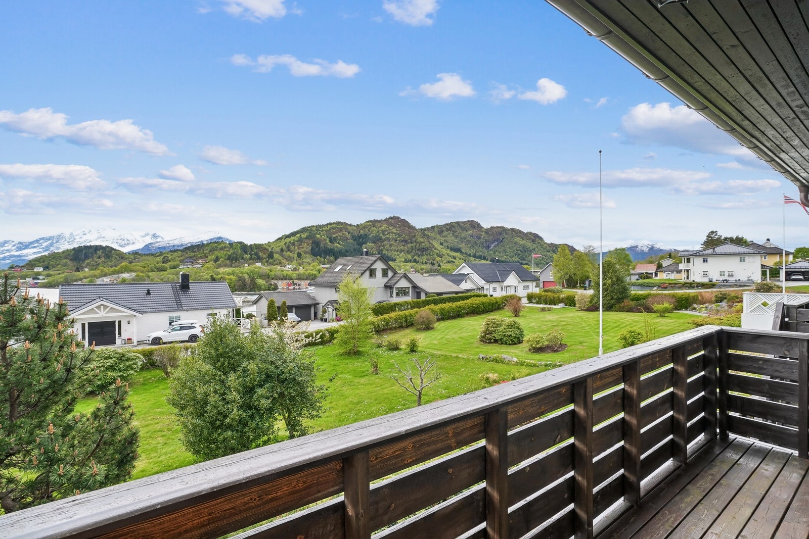 Fra hovedsoverommet er det utgang til en veranda på ca. 5 kvm. Galleribilde