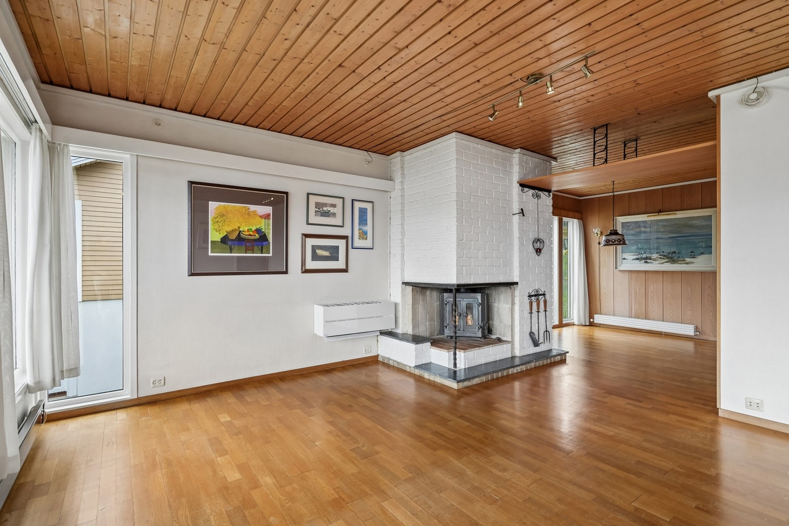 Stuen er romslig og har god plass til både spise- og sofagruppe i de ulike brukssonene. Galleribilde
