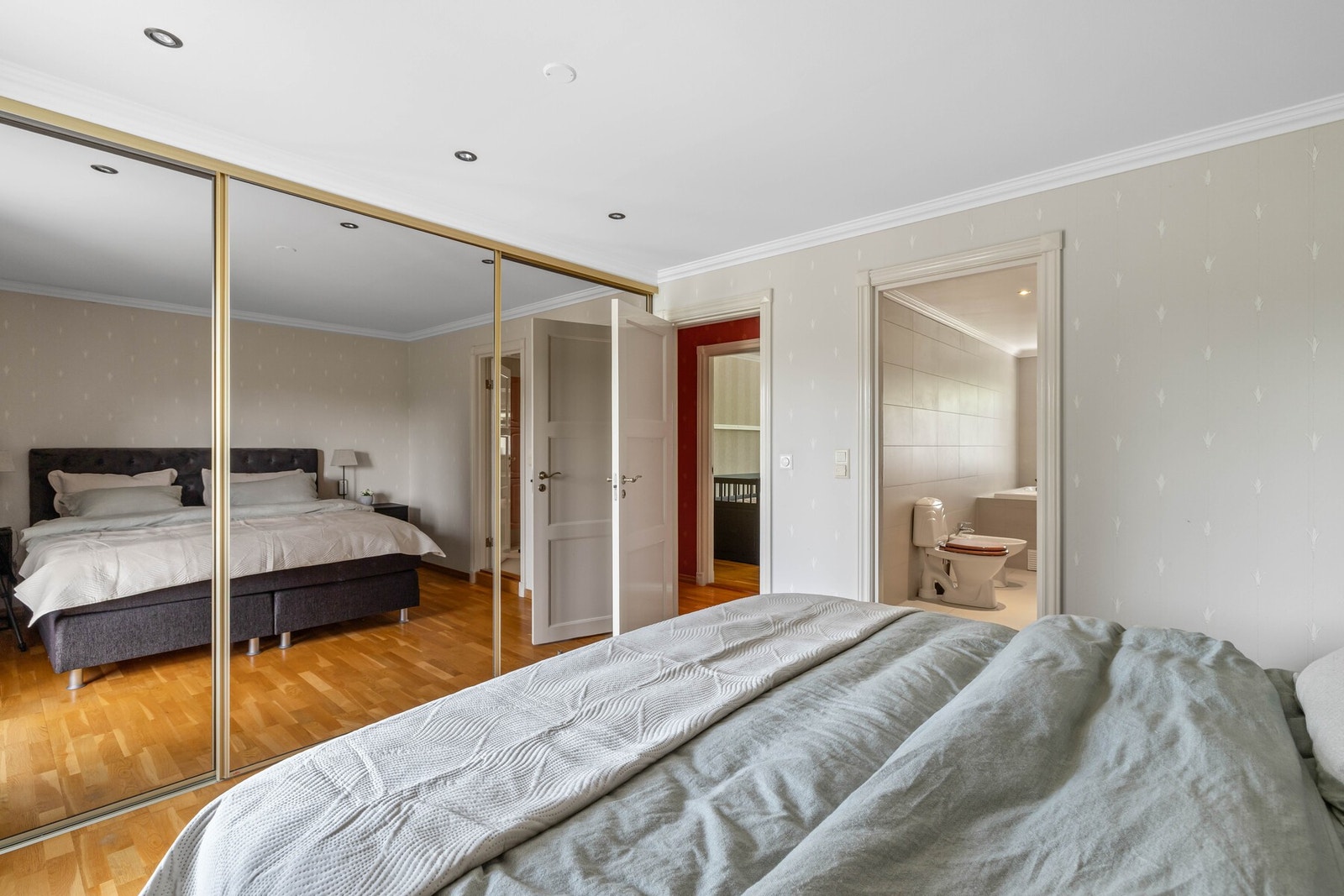 God plass i garderobeskap Galleribilde