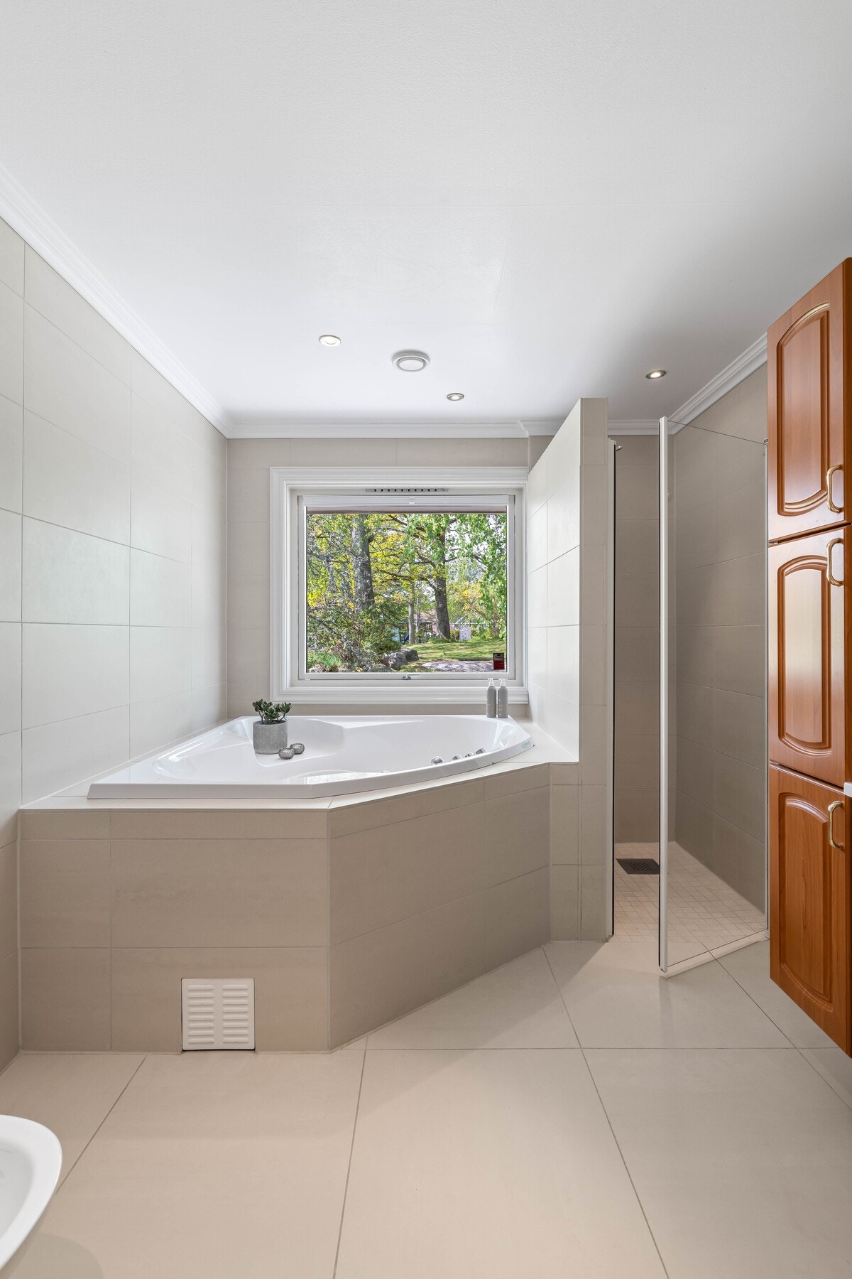 Badet har både badekar og dusjnisje Galleribilde