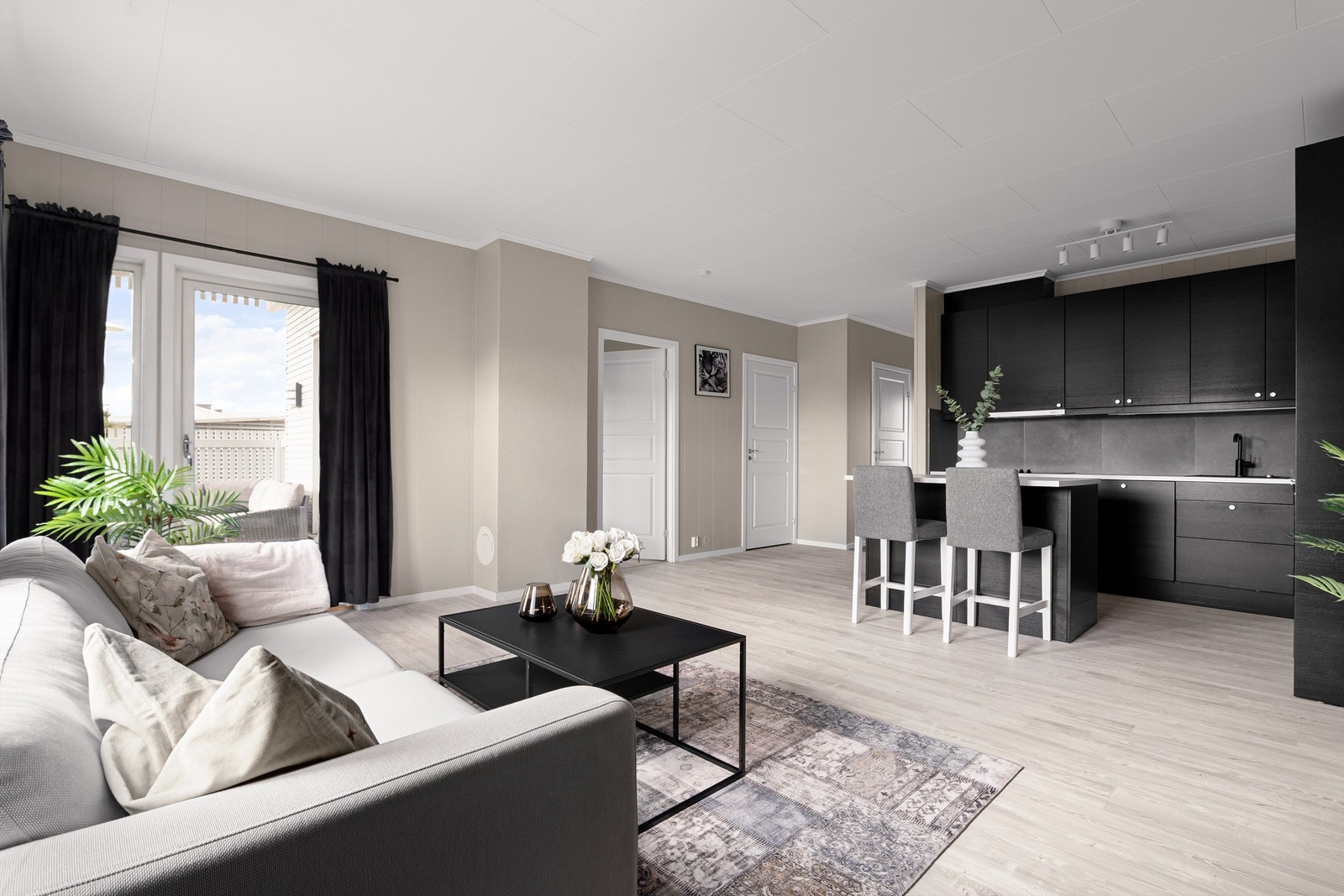 Leiligheten er i løpet av de seneste fem årene betydelig oppgradert, blant annet med nytt gulv i alle rom utenom badet. Galleribilde