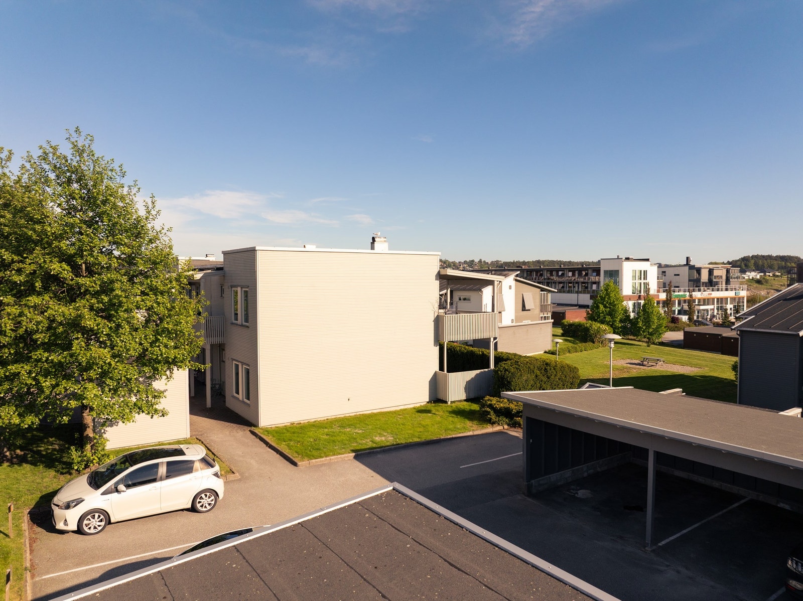 Leiligheten disponerer i dag både biloppstillingsplass i carport og HC-plass utvendig, rett ved siden av leiligheten. Begge er på fellesareal og kan omdisponeres/flyttes av styret ved behov. Galleribilde