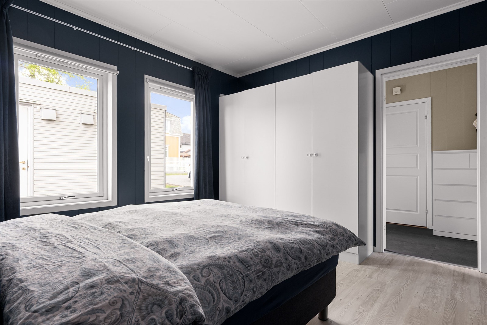 Fra hovedsoverommet er det behagelig få skritt over til badet på motsatt side av entreen. Galleribilde