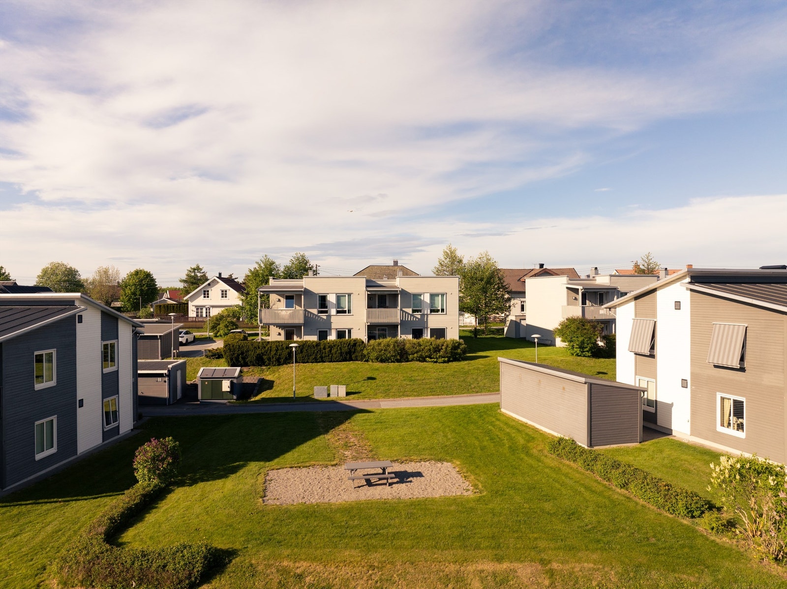 Leiligheten er én av totalt åtte i Solenga Borettslag. I det umiddelbare nabolaget er det fine grøntarealer og benker å sette seg ned på. Galleribilde