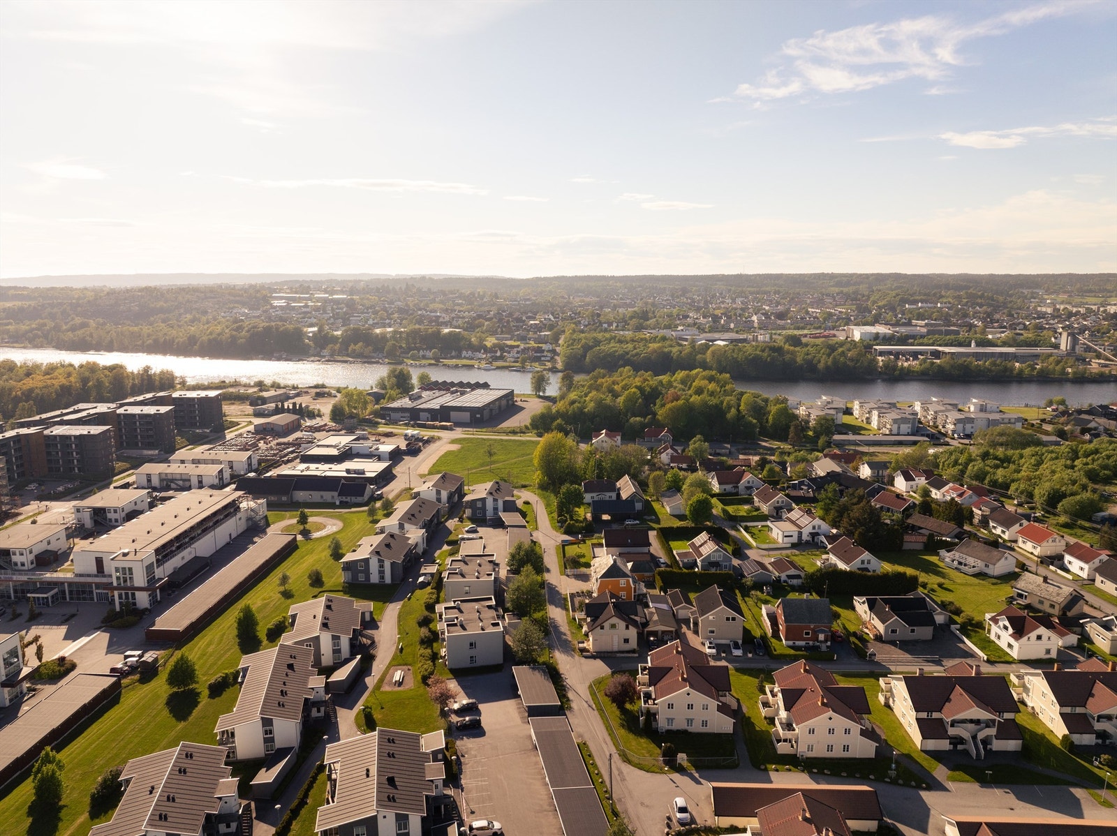 Glommastien like nedenfor leder til både Gamlebyen og Sellebakk fergeleier hvor det går gratis ferge videre, blant annet til byen og vestsiden. Galleribilde