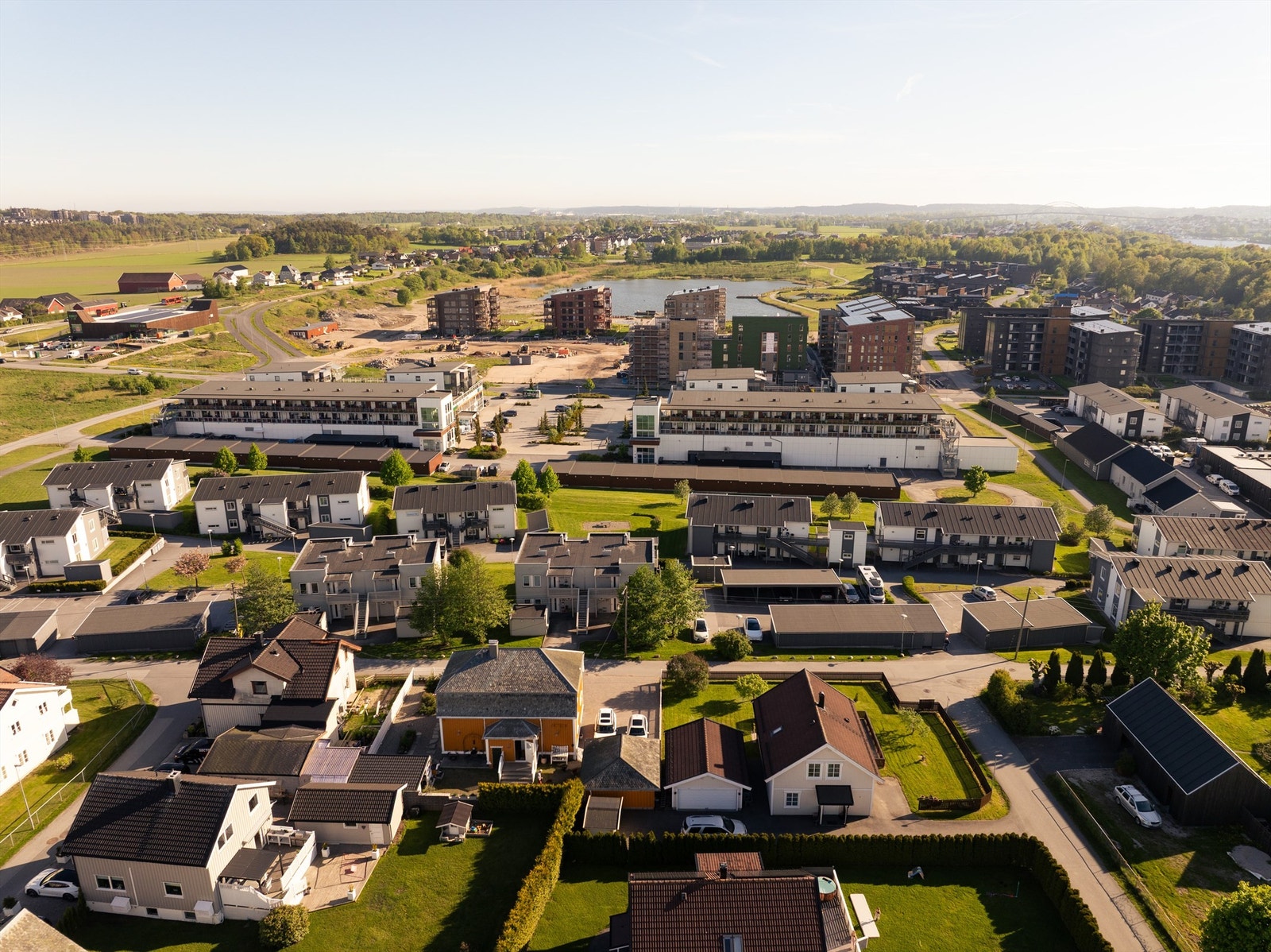 Leiligheten ligger nær Verksbyen og Sorgenfridammen hvor det er anlagt et vakkert parkmiljø med gangveier og brygge, lekeområder og utendørs crossfit-anlegg, med mer. Galleribilde