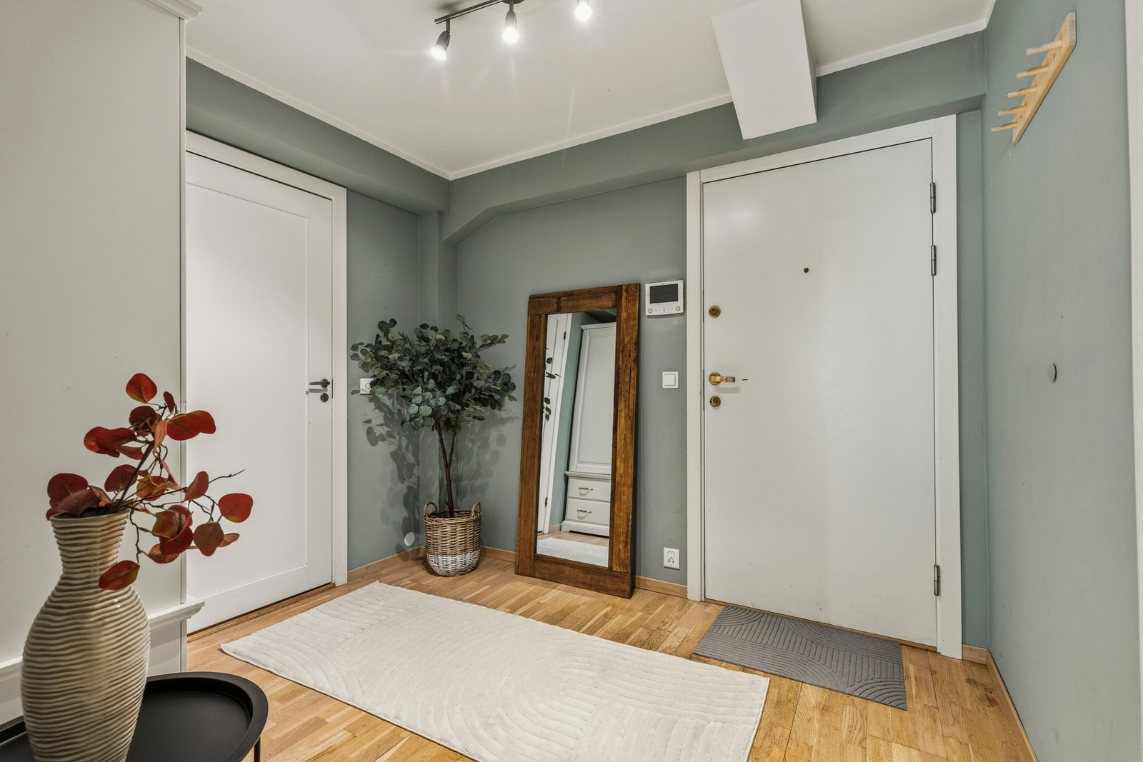 Romslig gang, hvor man også finner innvendig bod/walk in closet Galleribilde