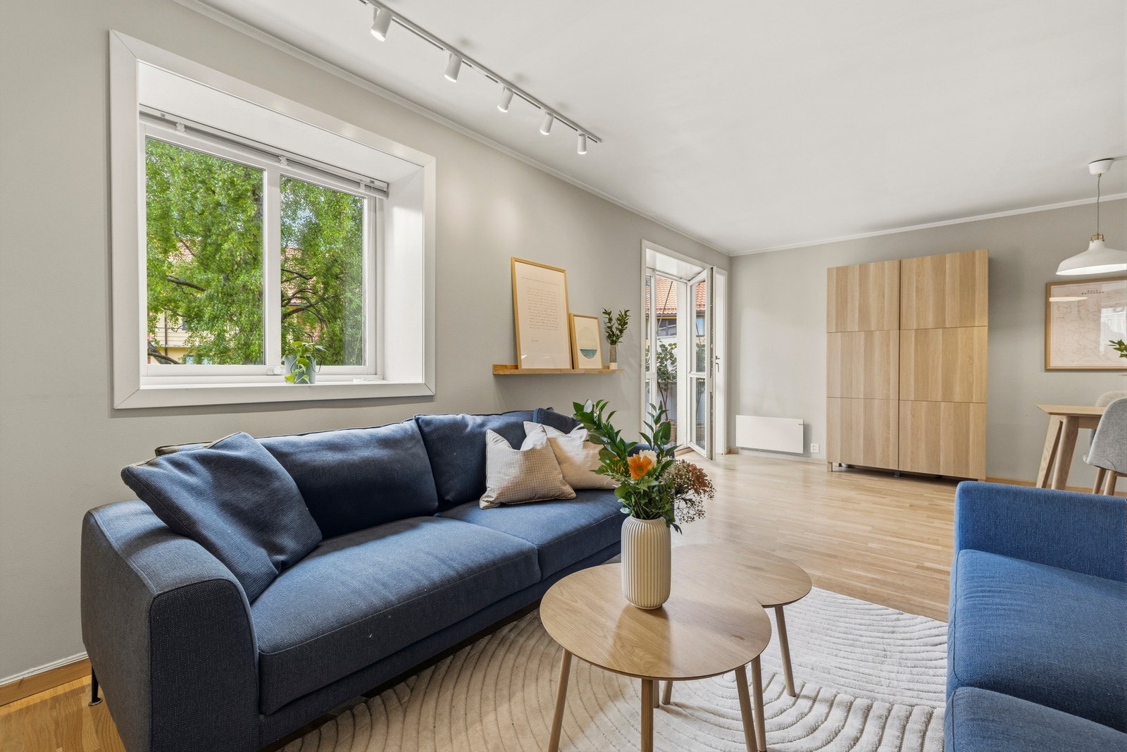 Store vindusflater og rikelig med naturlig lys Galleribilde
