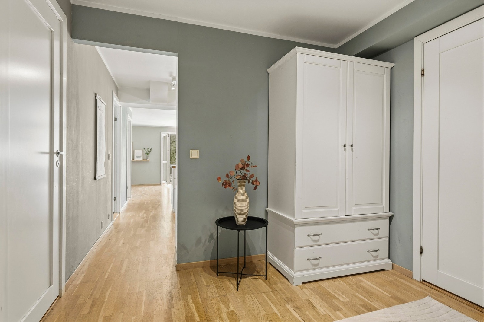 Romslig gang, hvor man også finner innvendig bod/walk in closet Galleribilde