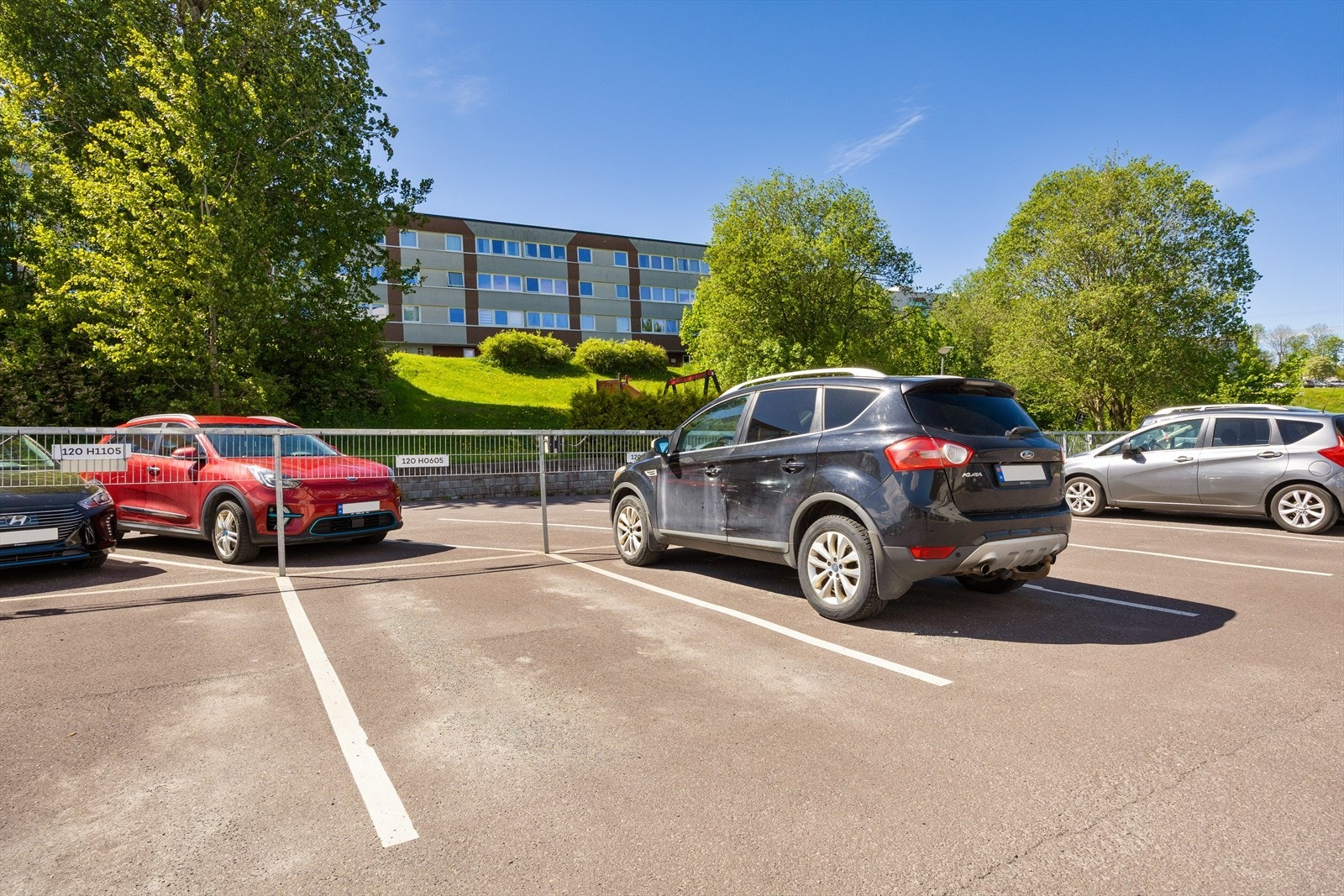 Beboerne kan få tildelt parkeringsplass etter ansiennitet - mulighet for å tilknytte seg elbillading via abonnementsløsning Galleribilde